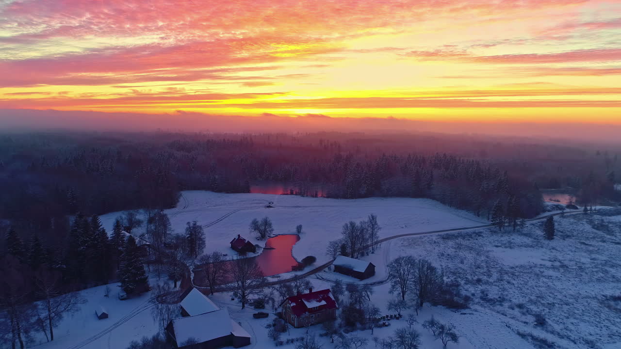 cielo de fuego vibrante puesta de sol sobre el paisaje invernal de europa con lago y nieve, vista de drones