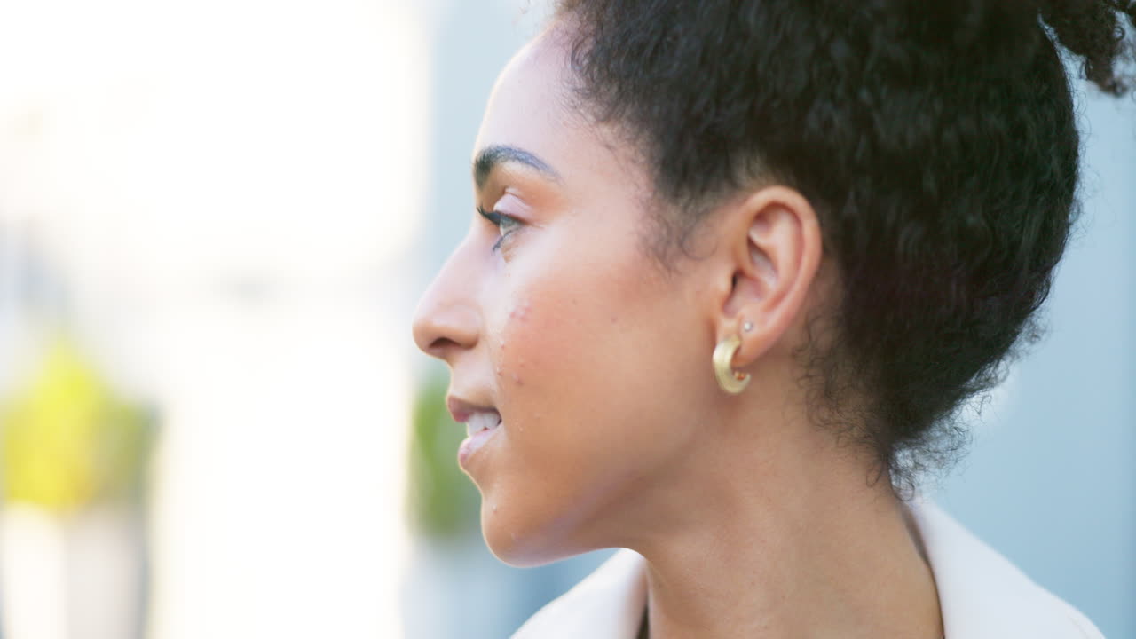 feliz, sonrisa y rostro de mujer contra la ciudad