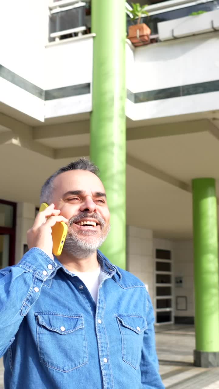 hombre hablando por telefono al aire libre