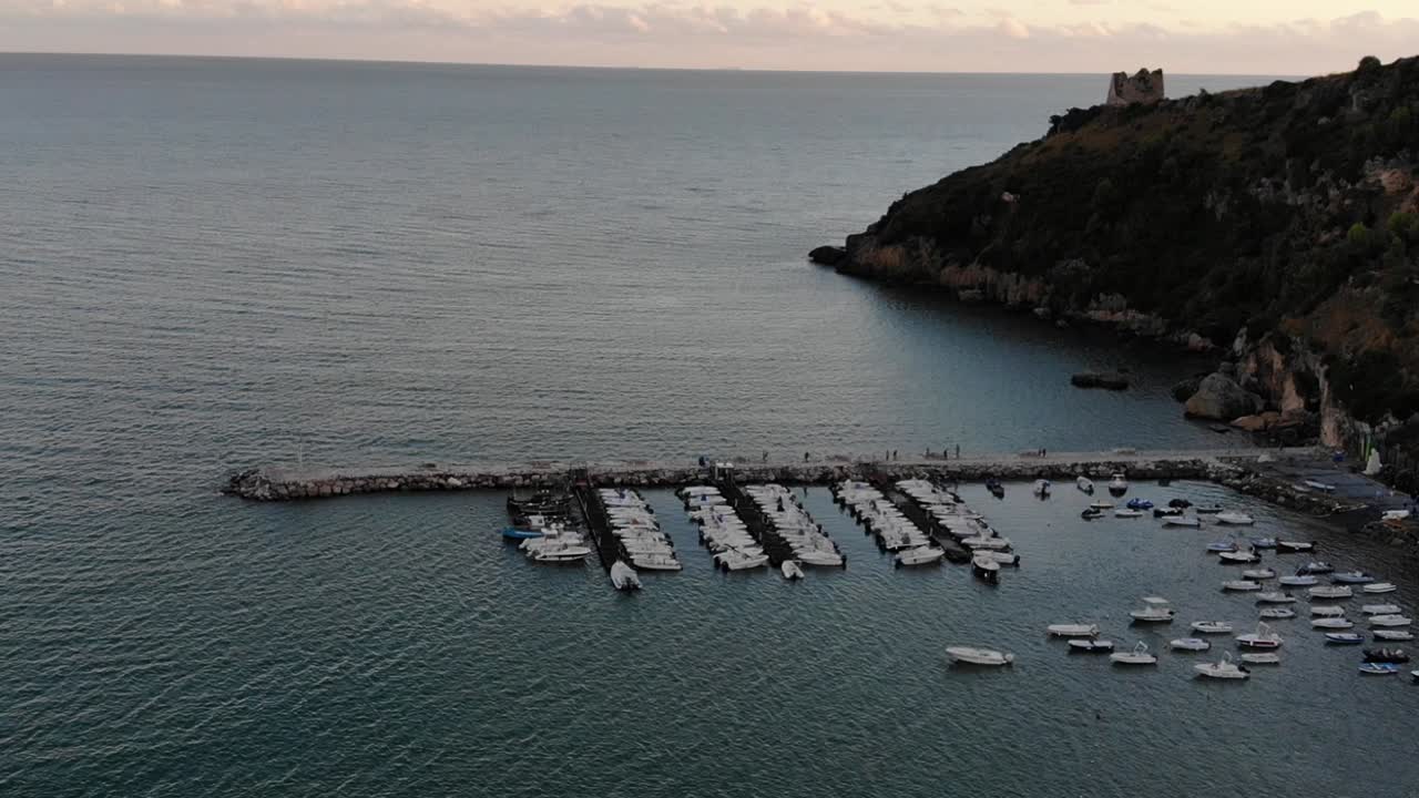 retire el disparo de un dron al atardecer con vistas al mar en el puerto de scauri full hd 50 fps