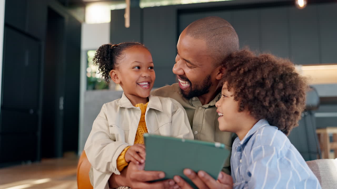 Padre e figli che usano il tablet insieme