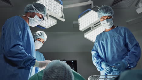 médicos, equipo o ayuda para la cirugía en el teatro