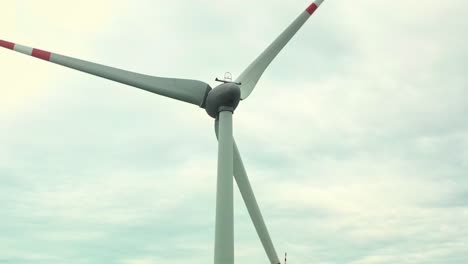 Windparkstation-Und-Ihre-Umgebung-Von-Oben-Gesehen