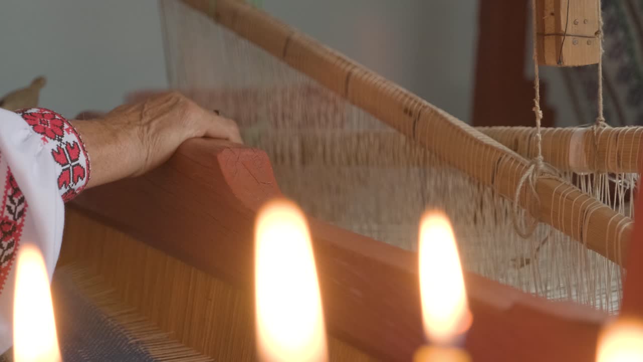 el tejedor hace tela en el telar étnico