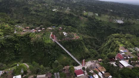 Un-Destino-Turístico-Para-El-Puente-Colgante-Girpasang-Que-Tiene-Un-Medio-De-Cruce,-A-Saber,-La-Góndola-En-Las-Laderas-Del-Monte-Merapi