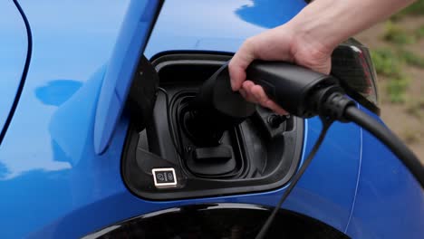 conectar el conector de carga al coche eléctrico, energía renovable
