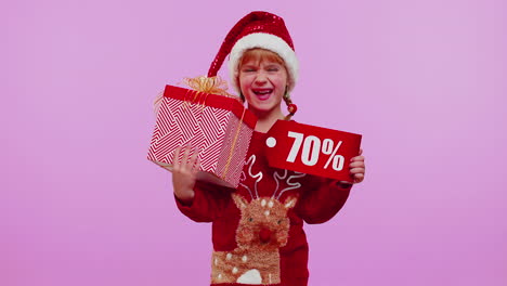 Mädchen-In-Roter-Weihnachtsmütze-Mit-Geschenkbox-Und-70-Prozent-Rabatt-Auf-Inschriften,-Banner,-Textnotiz