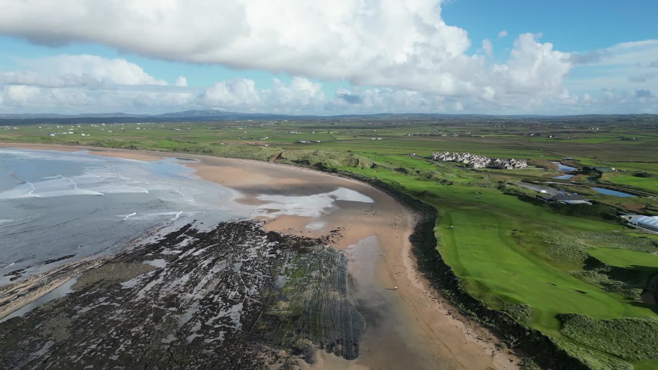 una toma aérea que muestra la bahía de doughmore con trump doonbeg a su lado