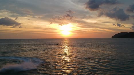 Toma-Aérea-De-Un-Hermoso-Atardecer-Reflejado-En-El-Océano-En-Pantai-Cenang-En-Langkawi-Malyasia