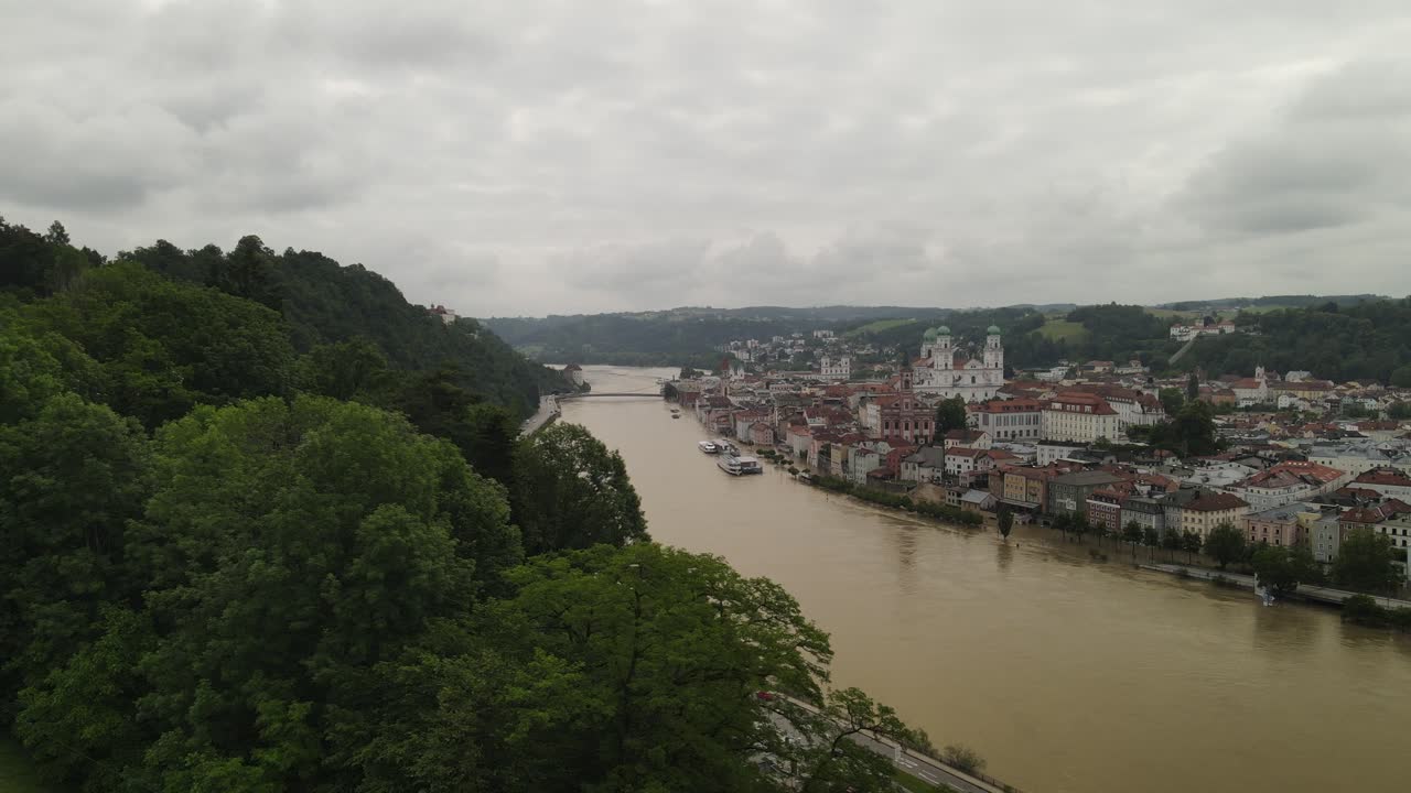 Passau, Germania. Fiume Danubio in piena, vista aerea sul fiume allagato.