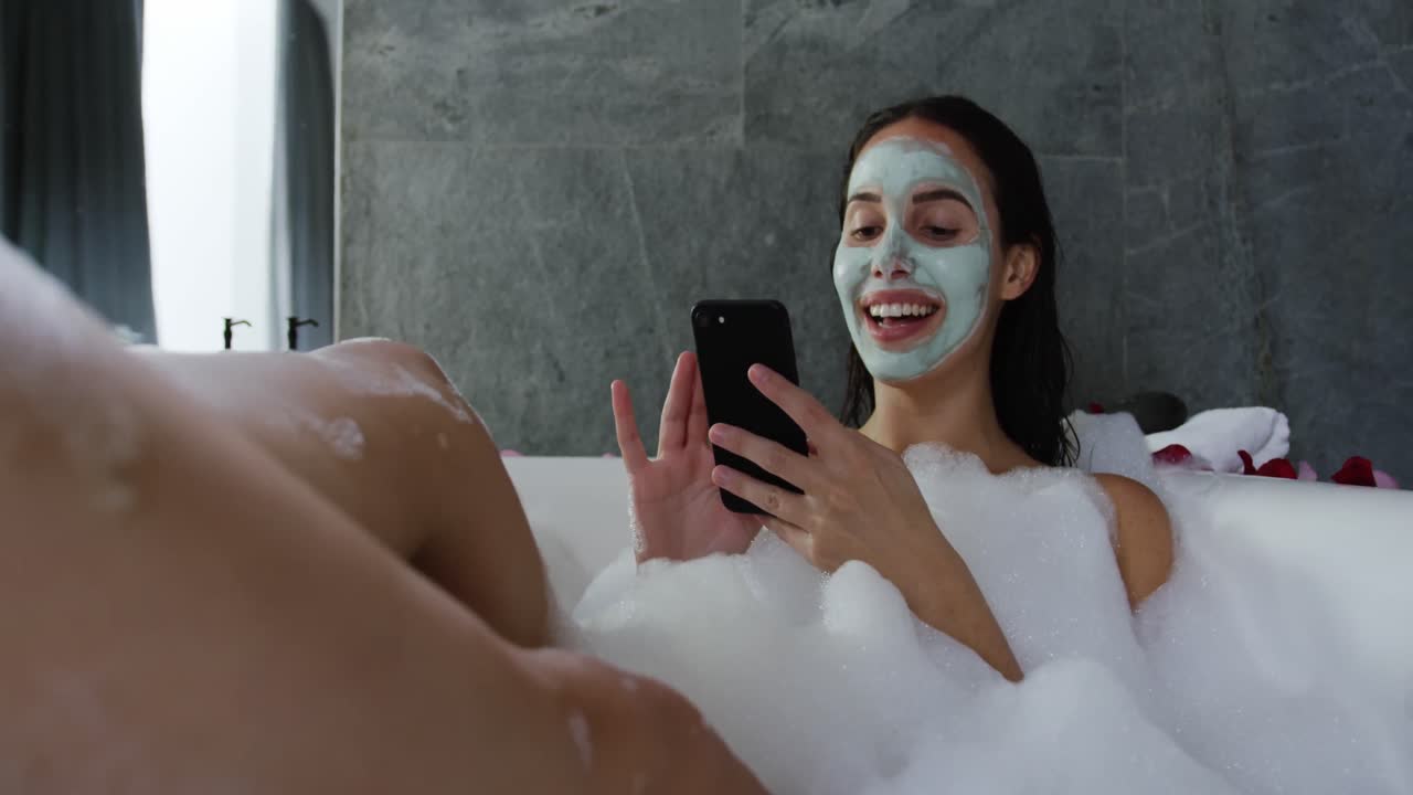 mujer joven disfrutando de su tiempo libre