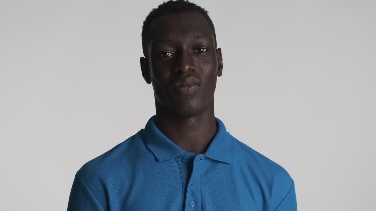 회색 배경에 있는 아프리카계 미국인.