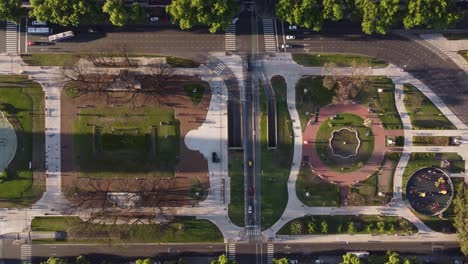 Vogelperspektive-Aus-Der-Vogelperspektive-Auf-Den-Congress-Square-Park-Mit-Fahrenden-Autos-In-Der-Nähe-Des-Nationalkongresses-Von-Buenos-Aires,-Argentinien---4K-Drohnenaufnahme