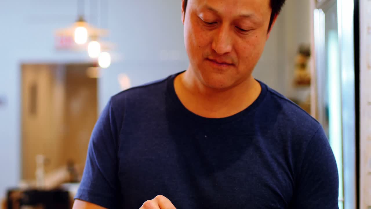 디지털 태블릿에서 주문을 하는 웨이터