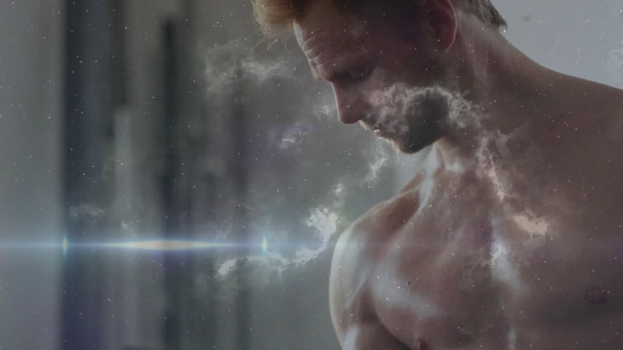 Uomo sportivo che inizia un curl con manubri esagonali in palestra, con sovrapposizione di una nebulosa sul busto e bagliori che sviluppano il torace