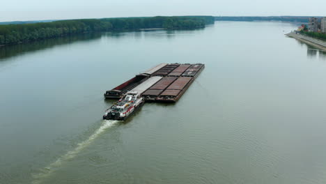 Schlepper,-Der-Massive-Lastkähne-Auf-Der-Donau-In-Der-Nähe-Der-Stadt-Vukovar,-Kroatien,-Schiebt