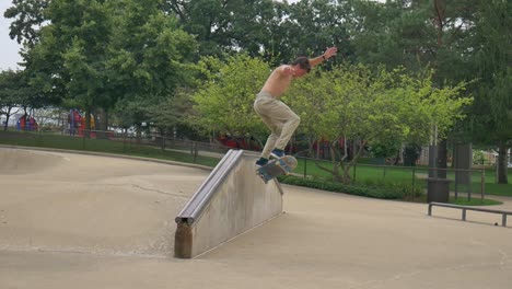 el hombre hace una larga grind en su patineta