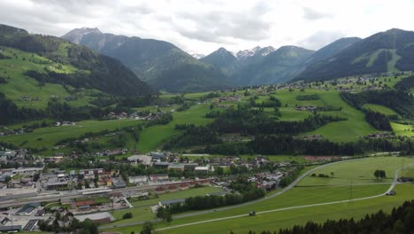 tomada de un dron de 4k de la hermosa schladming, estiria, austria