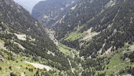 Vista-Aérea-De-Un-Espectacular-Paso-Entre-Dos-Enormes-Montañas-En-Los-Pirineos