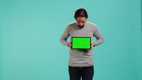 Influencer-Presenta-Tableta-Con-Pantalla-Verde