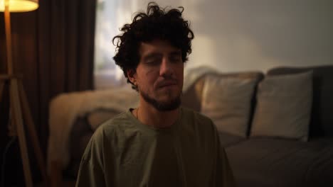 hombre relajándose en casa