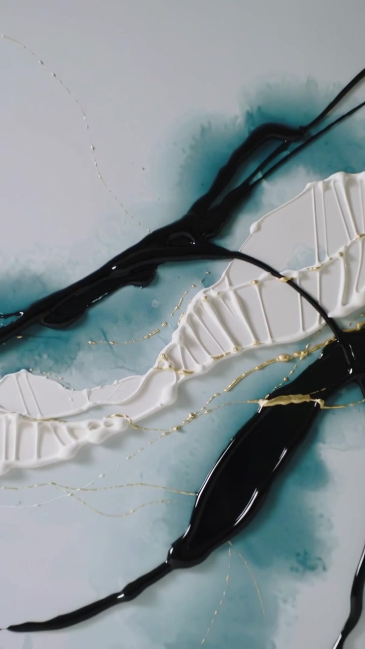 Video verticale: Telecamera che arretra riprendendo un nastro bianco scolpito su un pannello da studio con resina nera