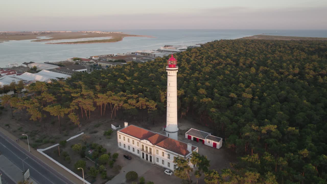 faro de vila real de santo antónio contra la desembocadura del río y el océano