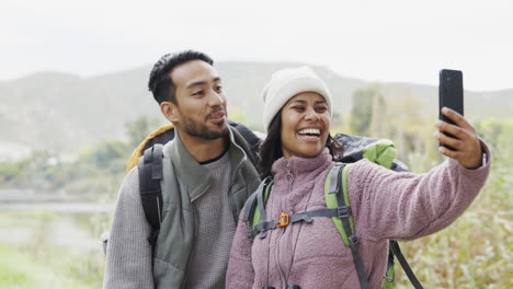 Pareja,-Senderismo-En-La-Naturaleza-Y-Selfie