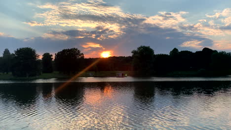 Puesta-De-Sol-Al-Anochecer-En-El-Lago