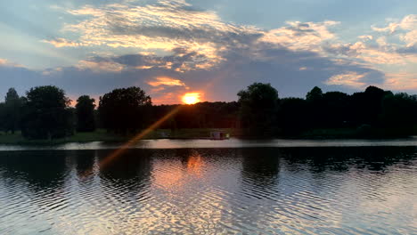 puesta de sol al anochecer en el lago