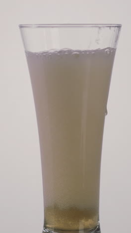 vertiendo cerveza en un vaso