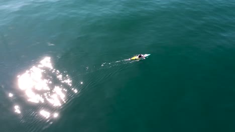 Drone-Captura-A-Kayakista-En-Las-Costas-De-La-Jolla