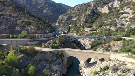 Brücken-über-Den-Fluss-Herault,-Entdeckung-Der-Steilen-Schlucht-Occitanie