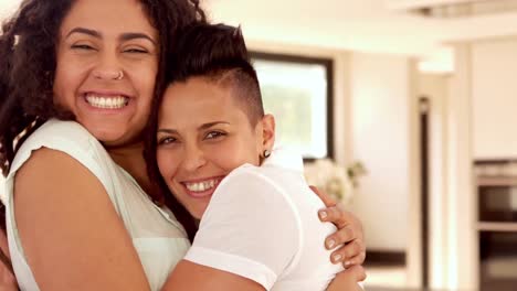 Feliz-Pareja-De-Lesbianas-Abrazándose