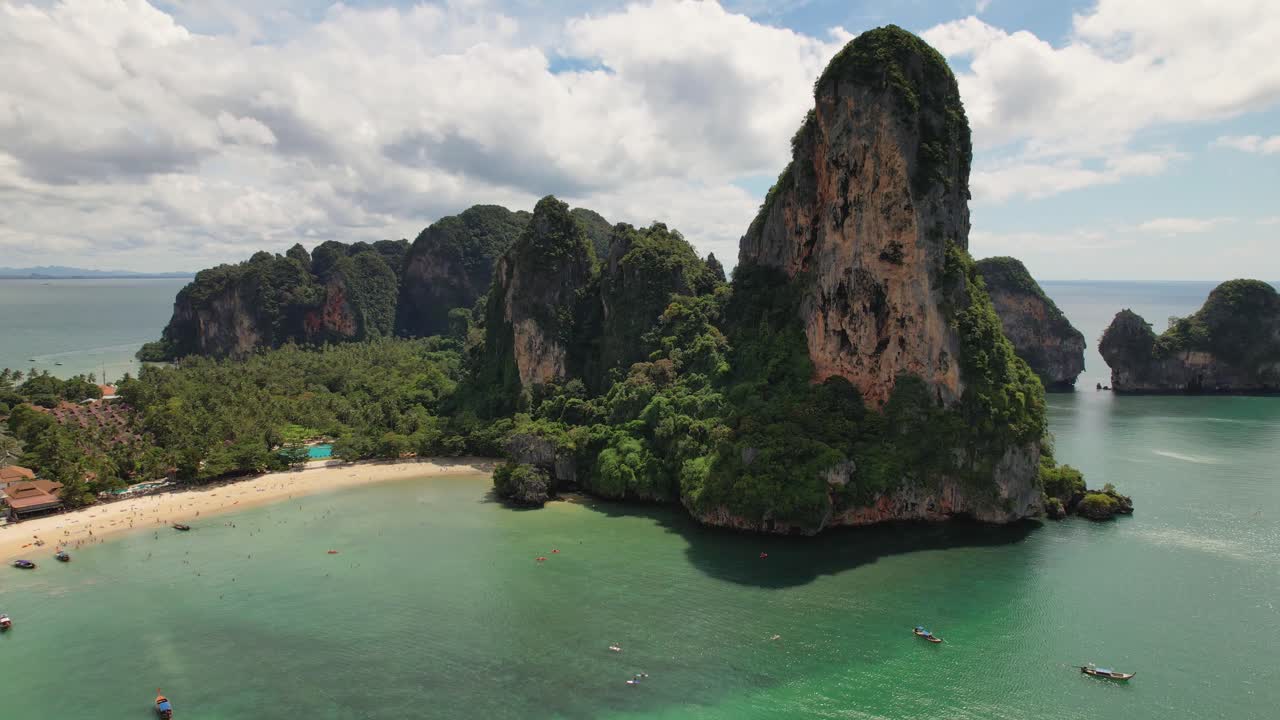 Video drone 4K che vola intorno a Railay Beach vicino a Krabi in Thailandia.