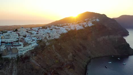 Vista-Panorámica-De-Santorini-Con-Su-Famoso-Pueblo-Pintoresco-Blanco-Y-Colorido-De-Oia,-Construido-Sobre-Un-Acantilado,-Islas-Cicládicas,-Grecia