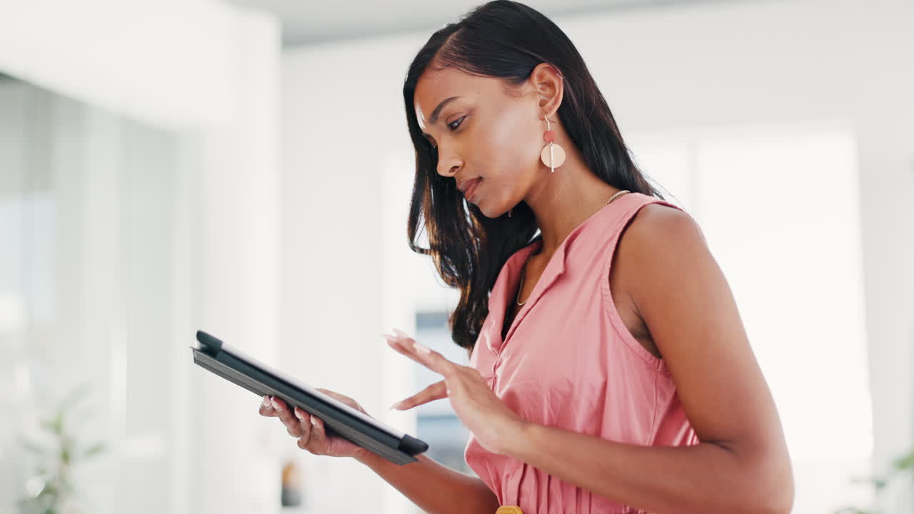 confundida, frustrada y mujer india con problemas