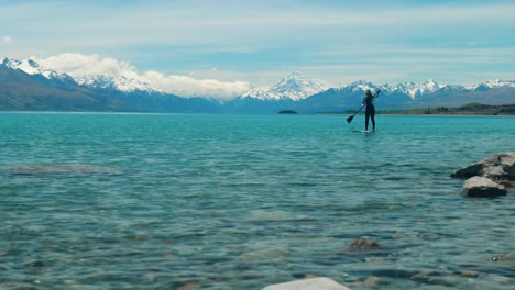 panorama de aventura: paddle boarder en el lago, mount cook en el fondo, en imágenes de stock cautivadoras
