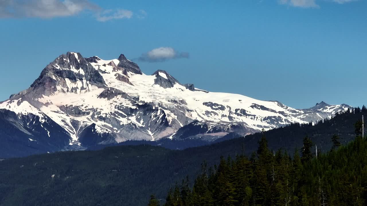 Magnifico stratovulcano del Monte Garibaldi, con vista in silhouette tra gli alberi, nella Columbia Britannica, Canada.