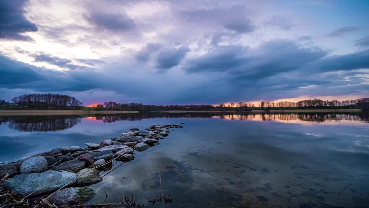 cielo nublado al atardecer en un lago, kashubia, polonia