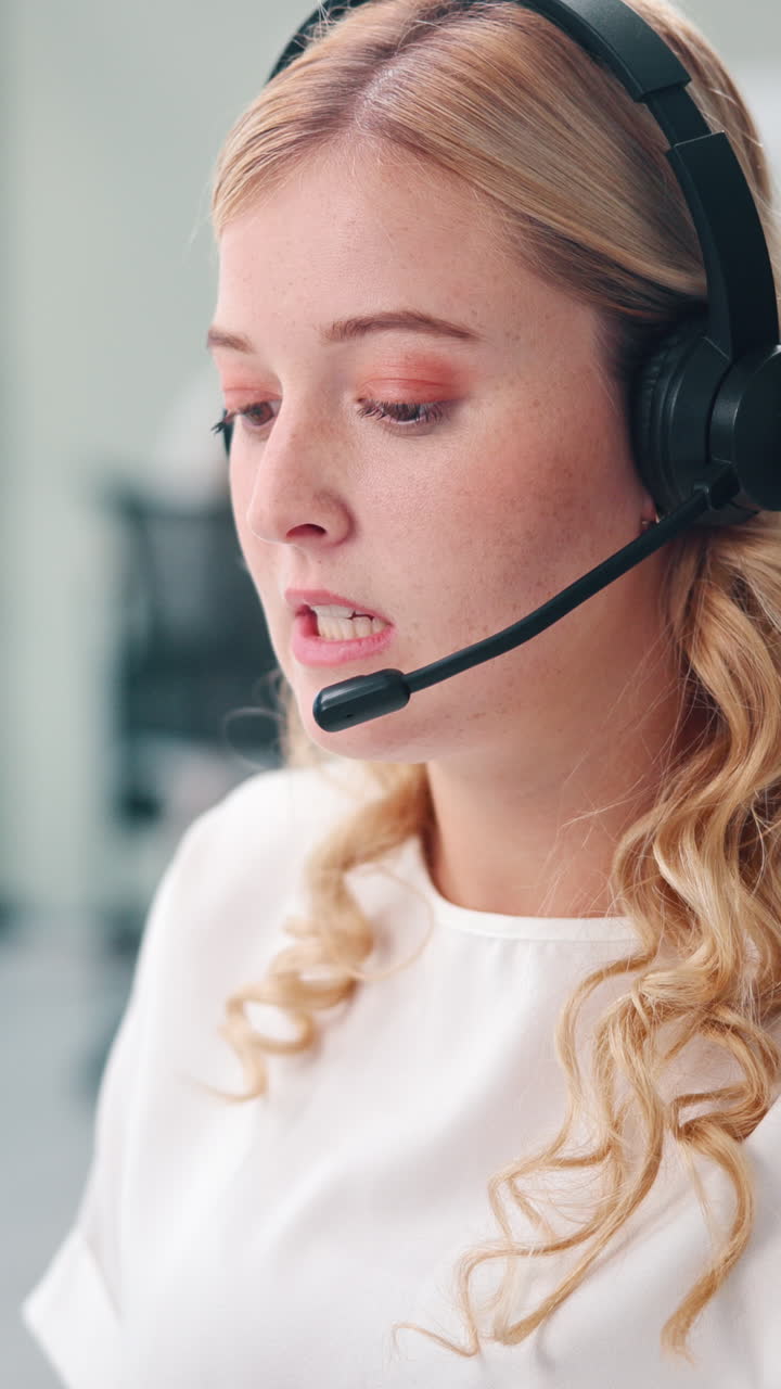 Donna professionista con auricolare che parla in ufficio