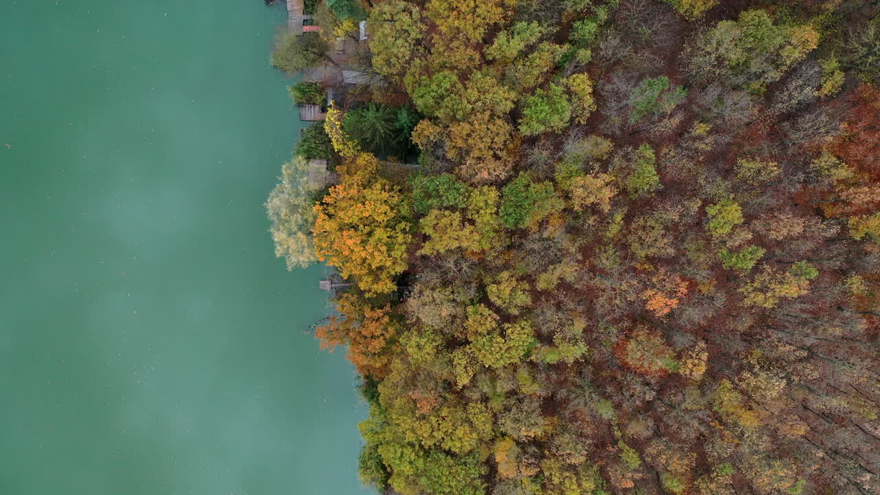 vista de drones de tierras agrícolas y lagos en otoño