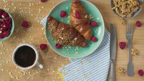 Desayuno-Con-Croissants-Crujientes-Y-Café