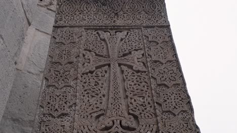 khachkar, una estela de cruz armenia, es una piedra enorme y intrincadamente tallada.