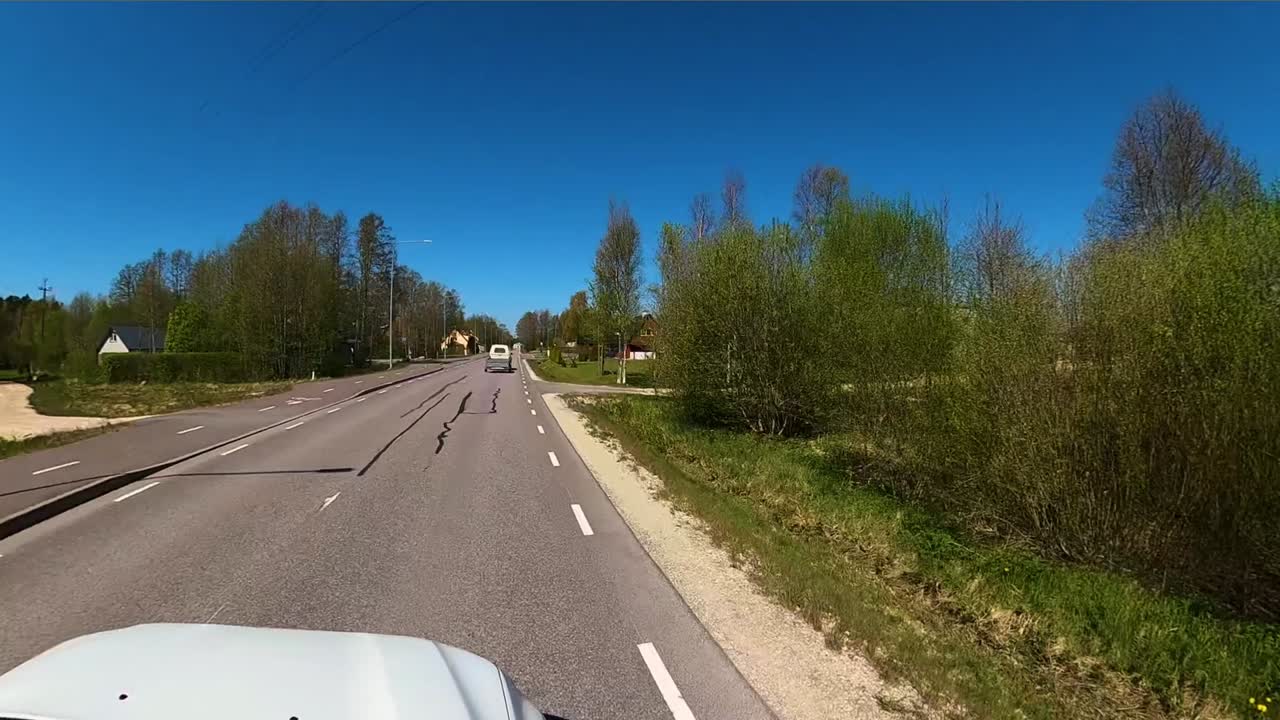 hiiumaa를 통해 운전:  ⁇ 은 날에 자동차 pov - 360