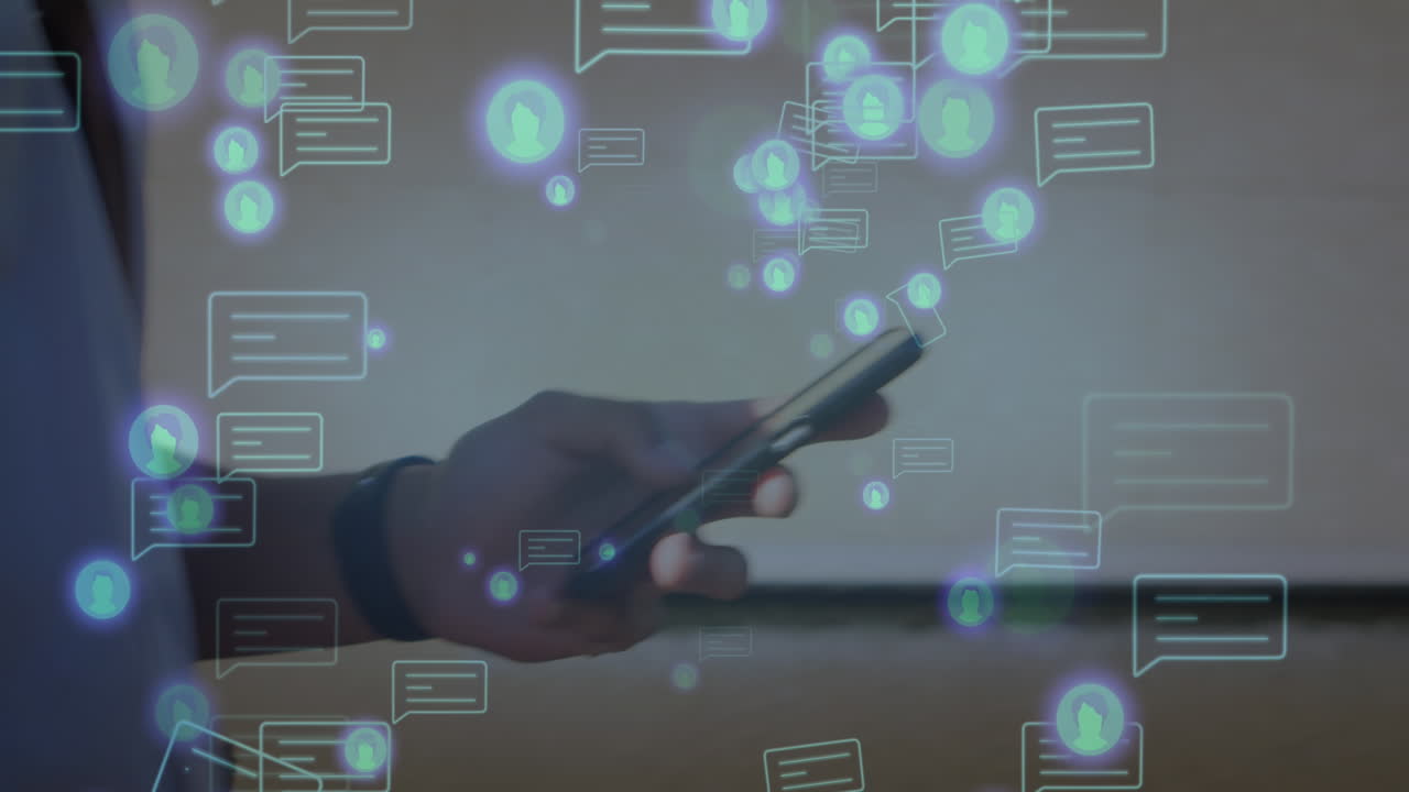 animación de iconos de redes sociales con burbujas de habla sobre un hombre caucásico usando un teléfono inteligente.