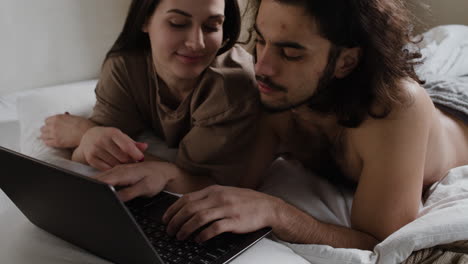 pareja en la cama besándose