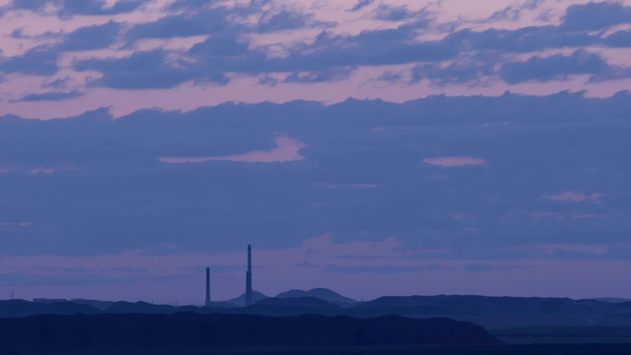 광산 폐기물의 산의 파노라마, 공장 파이프의 오염, 스모그가 여기저기 있습니다.