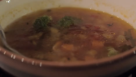 comiendo sopa con brócoli