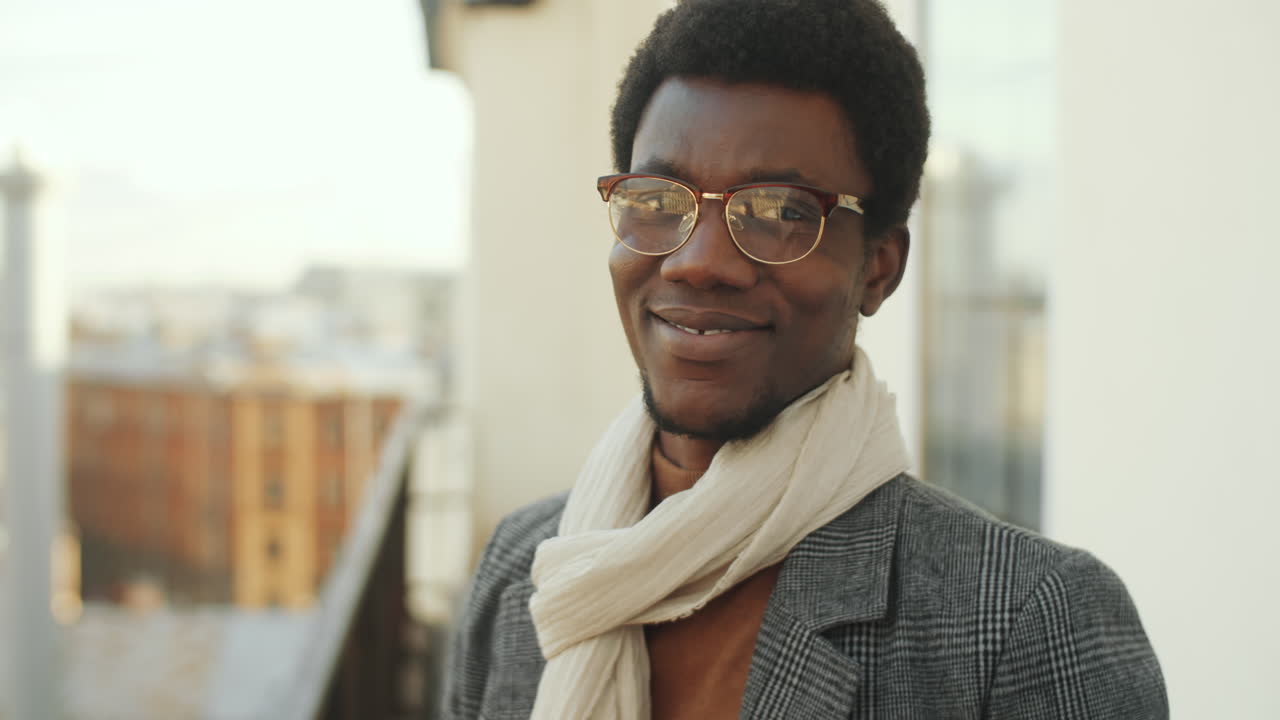 Portræt af afroamerikansk forretningsmand på tagterrasse